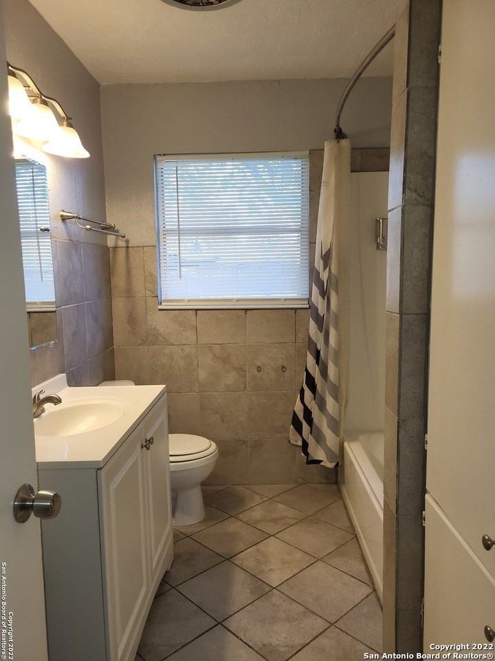 221 Scott Ave - Photo 7 of 10