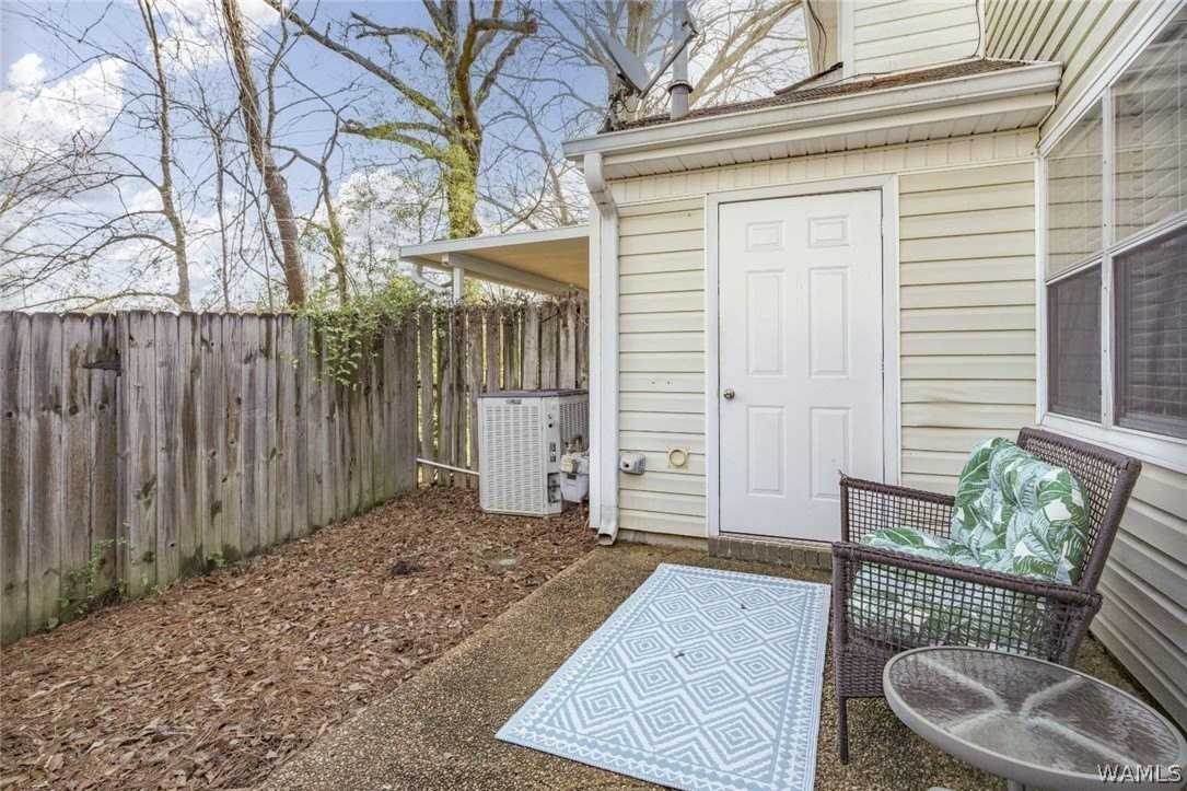 1032 Fairfax Dr - Photo 4 of 10