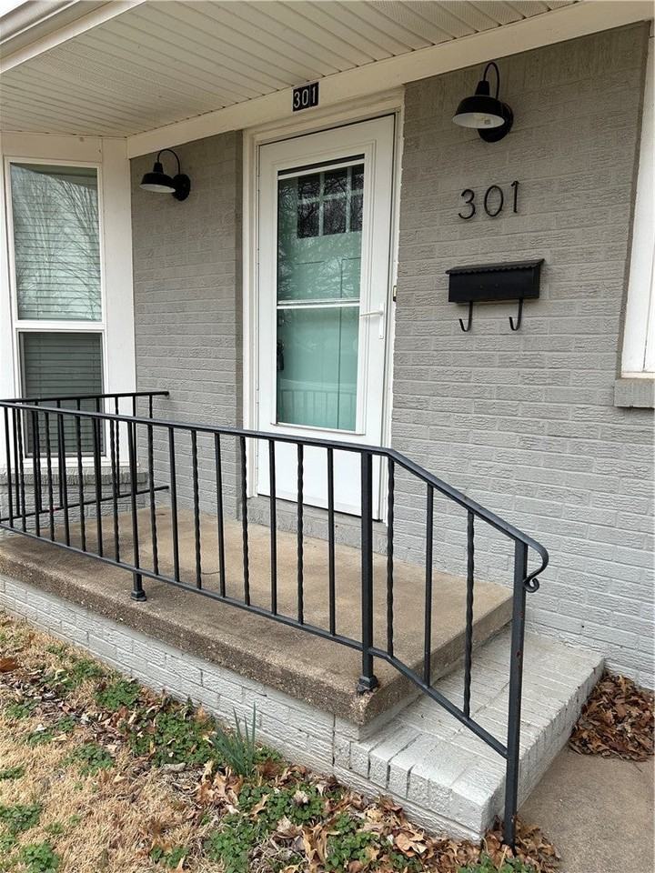 301 Crestview Dr - Photo 2 of 35
