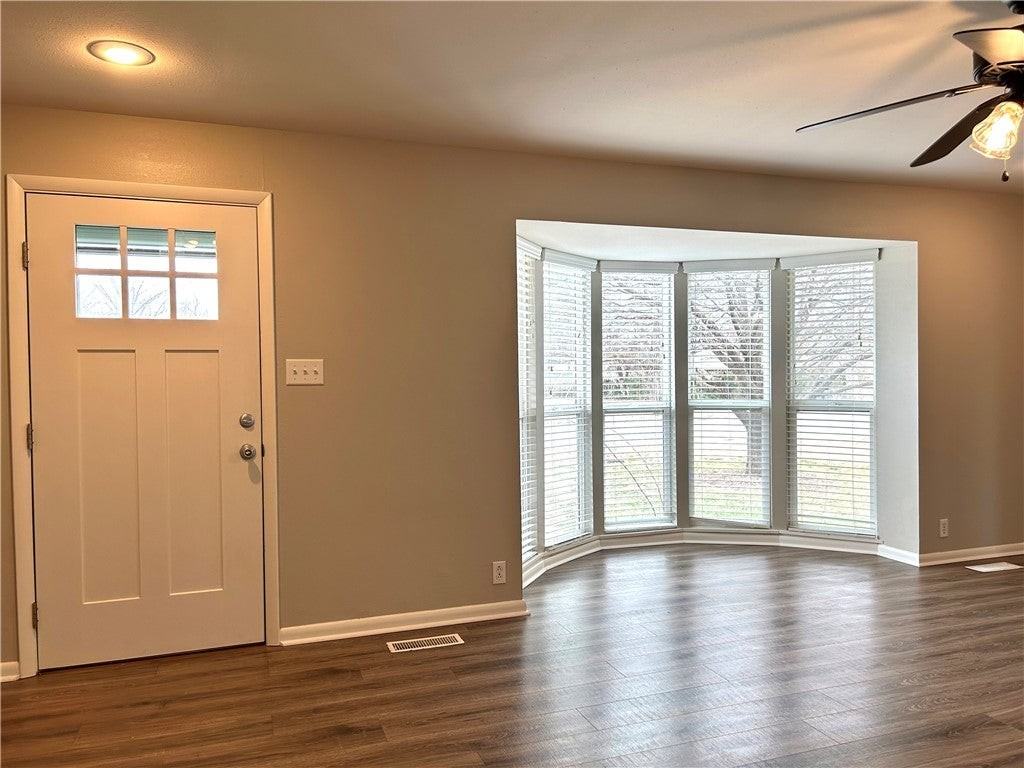 301 Crestview Dr - Photo 3 of 35