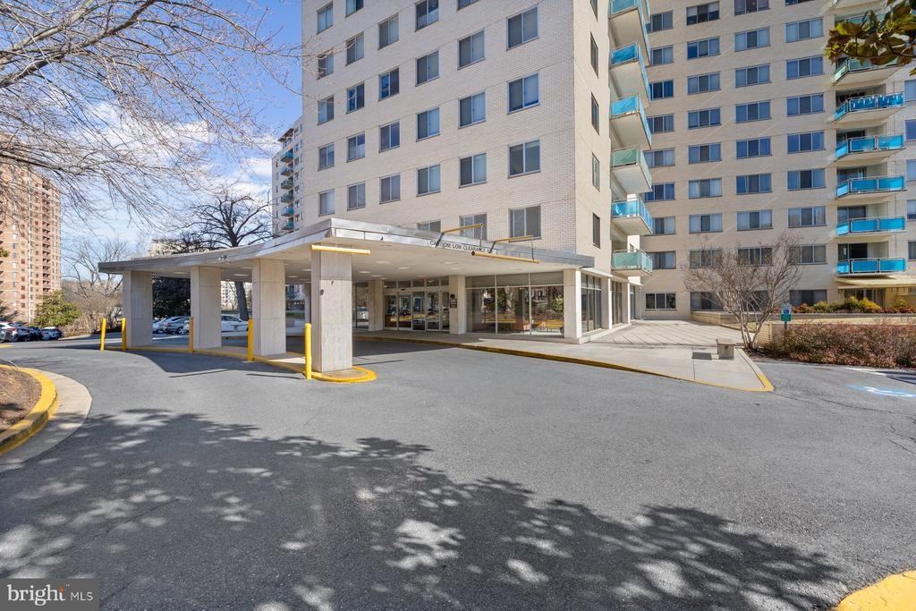 10201 Grosvenor Pl ##923 - Photo 2 of 29