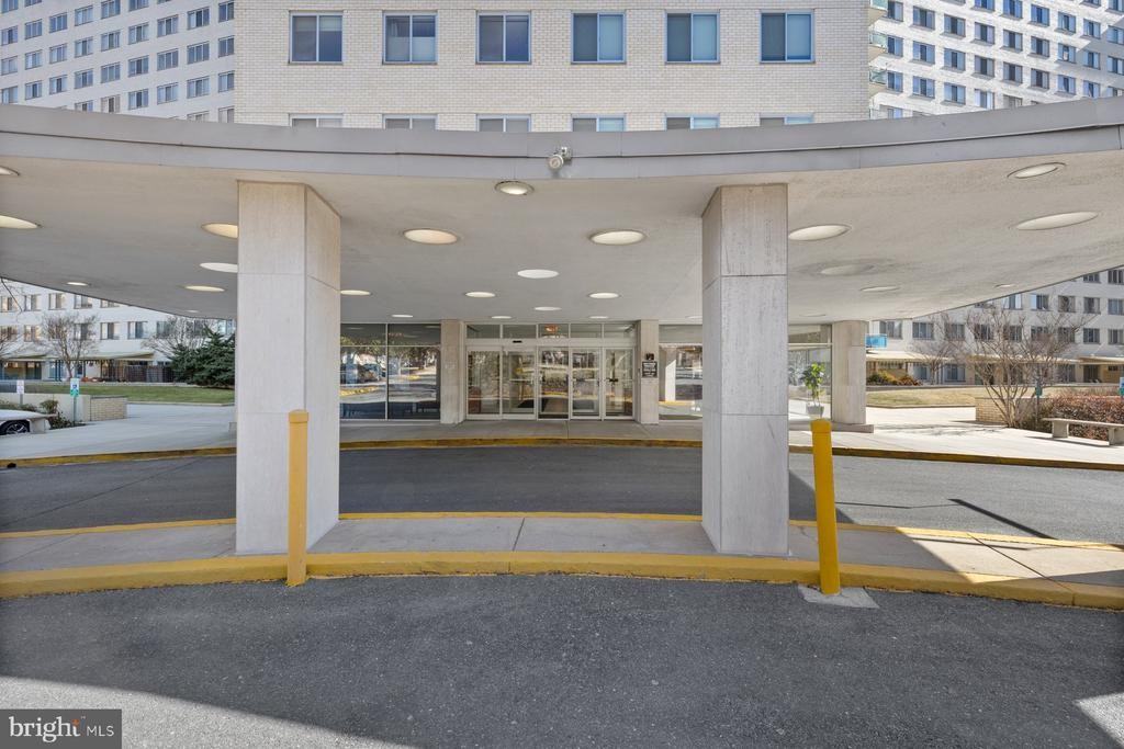 10201 Grosvenor Pl ##923 - Photo 3 of 29