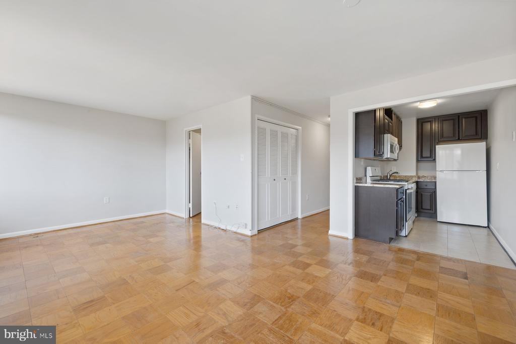 10201 Grosvenor Pl ##923 - Photo 7 of 29