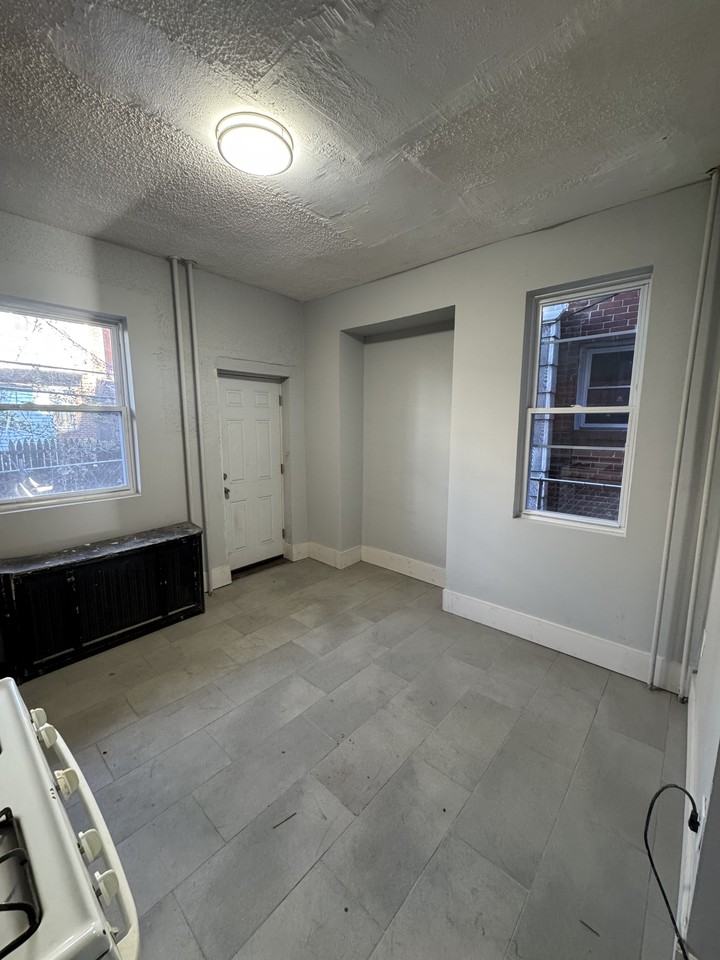 4338 N Franklin St #1 - Photo 6 of 9