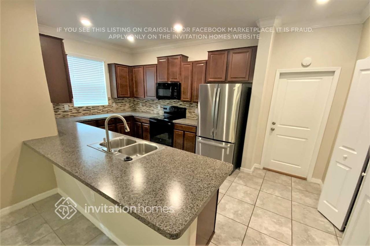 10667 Lake Montauk Dr - Photo 3 of 14