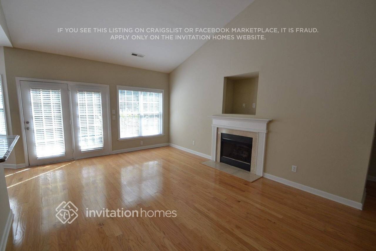 8104 Suttonview Dr - Photo 2 of 10