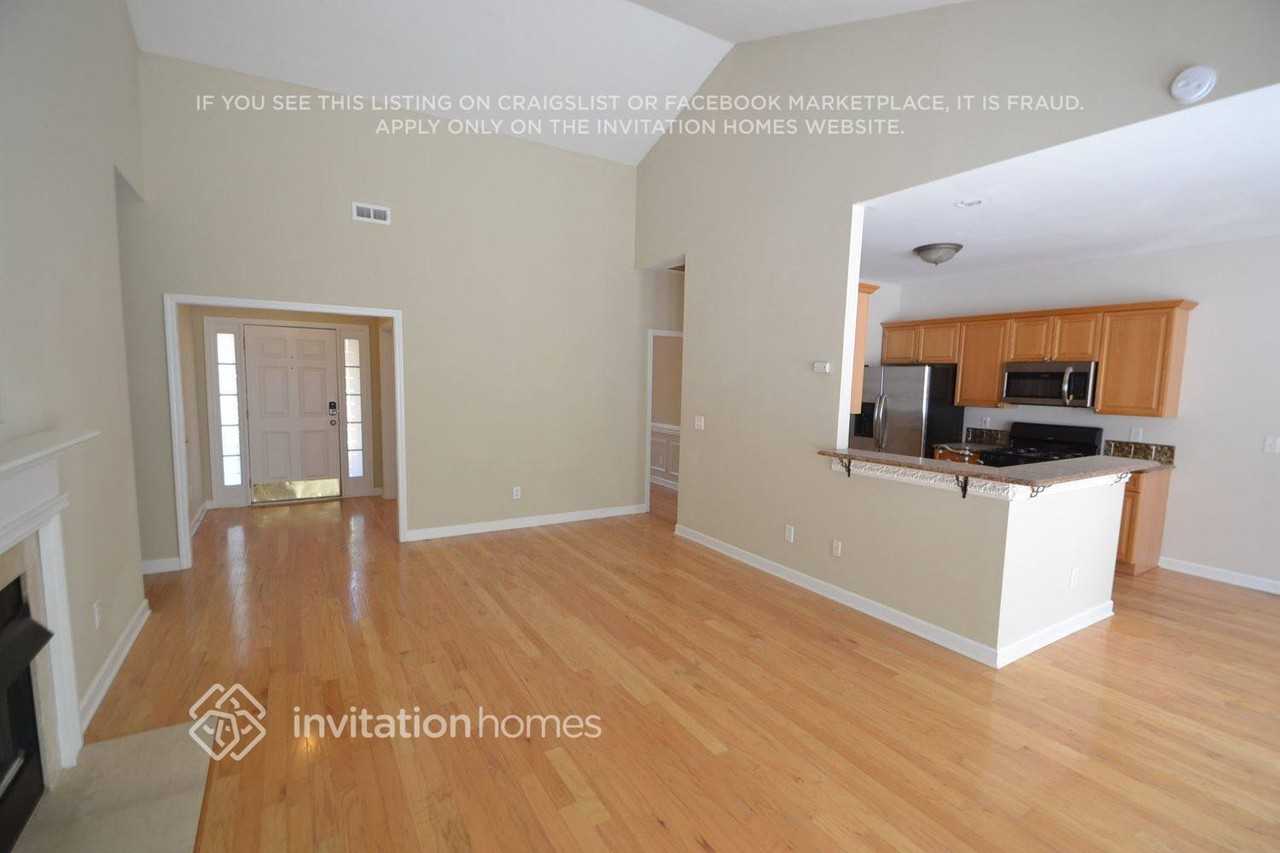 8104 Suttonview Dr - Photo 3 of 10