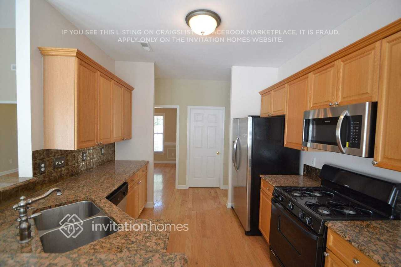 8104 Suttonview Dr - Photo 4 of 10