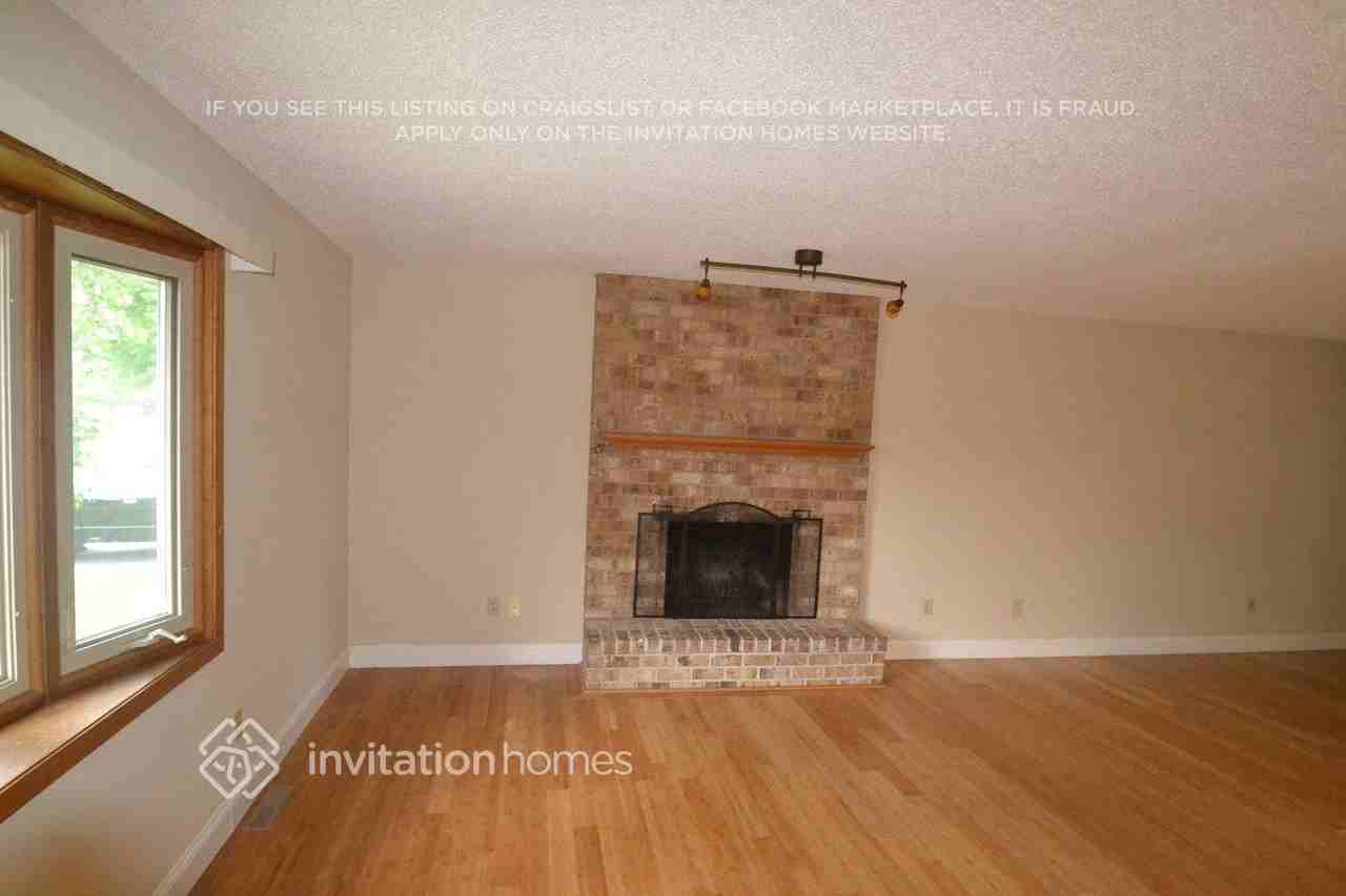 7897 Kingsview Ln N - Photo 3 of 16