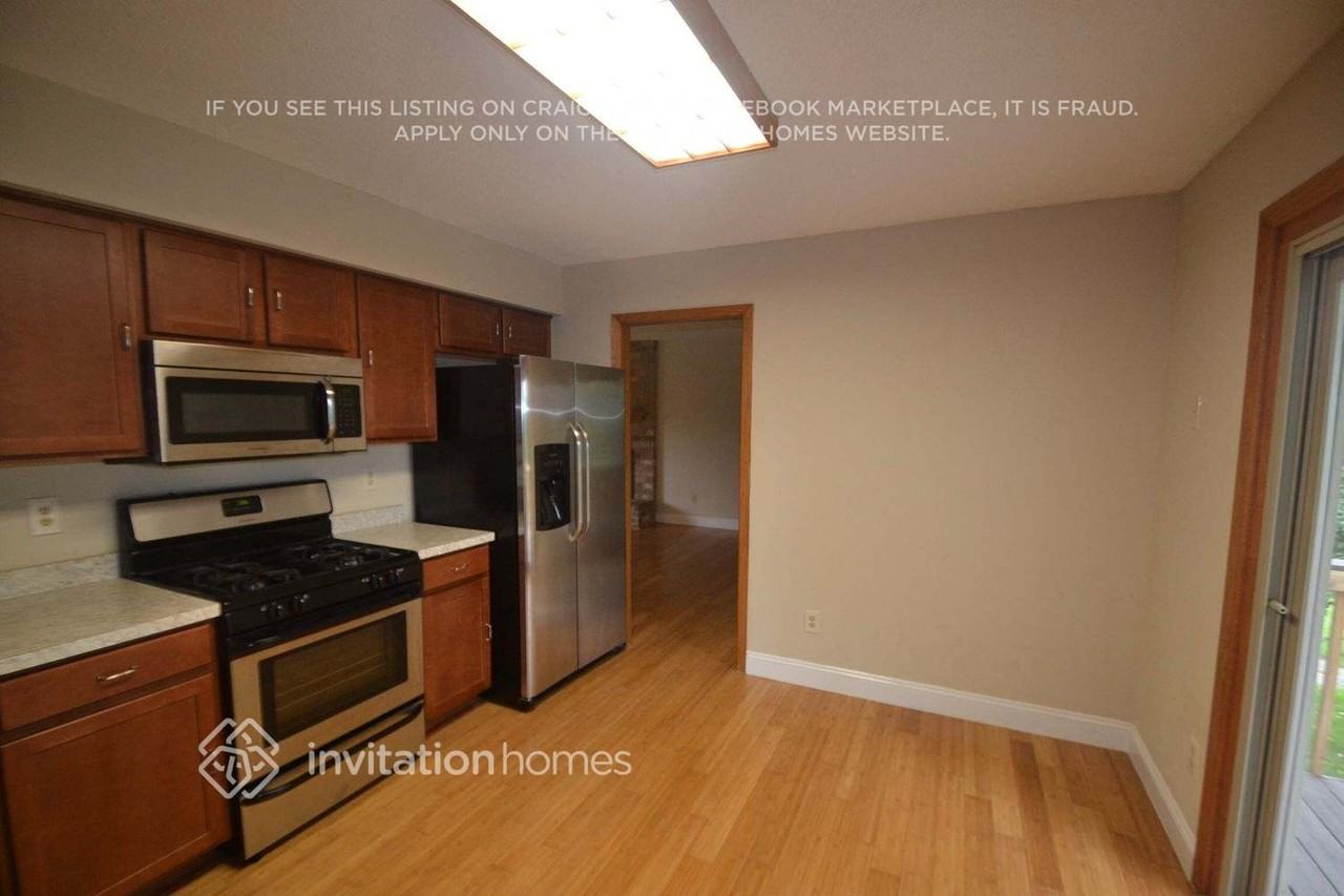 7897 Kingsview Ln N - Photo 5 of 16