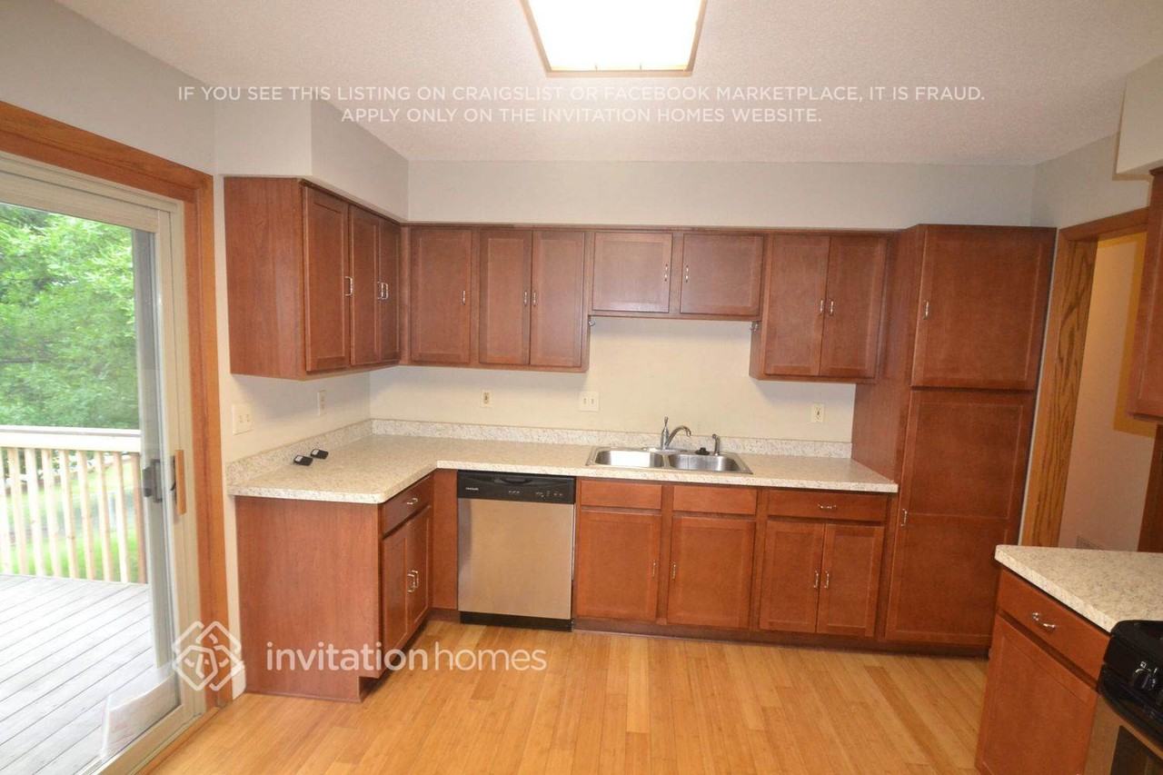 7897 Kingsview Ln N - Photo 6 of 16