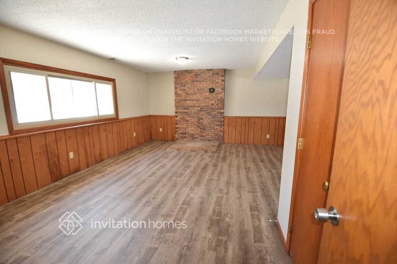 7897 Kingsview Ln N - Photo 7 of 16