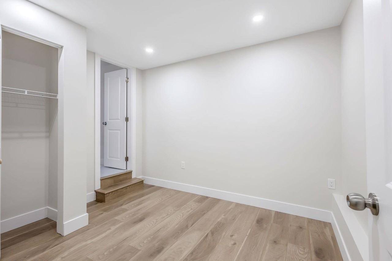 11246 135 St - Photo 2 of 8