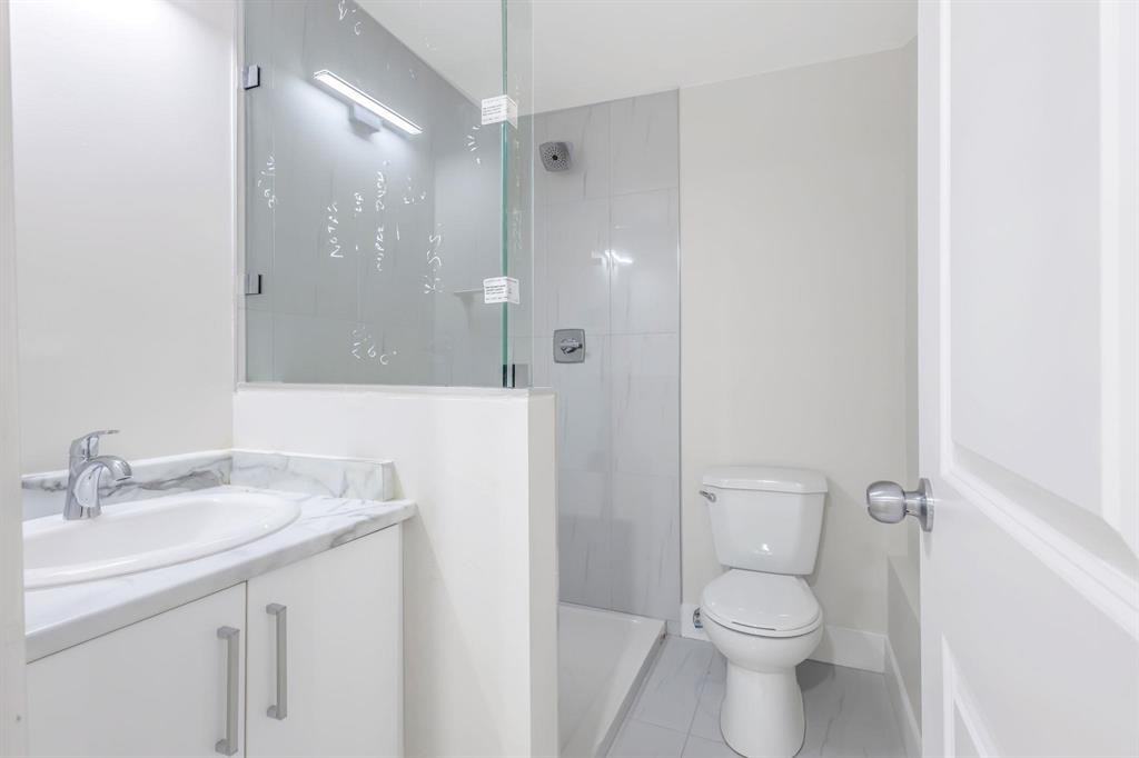 11246 135 St - Photo 3 of 8