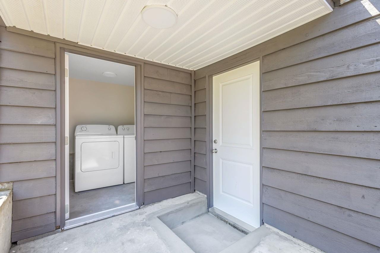 11246 135 St - Photo 4 of 8