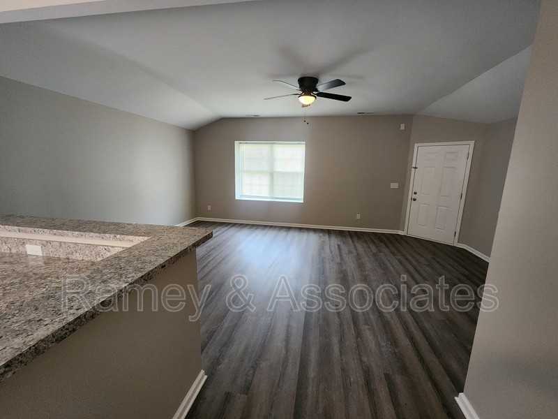 515 S 20th St - Photo 6 of 19