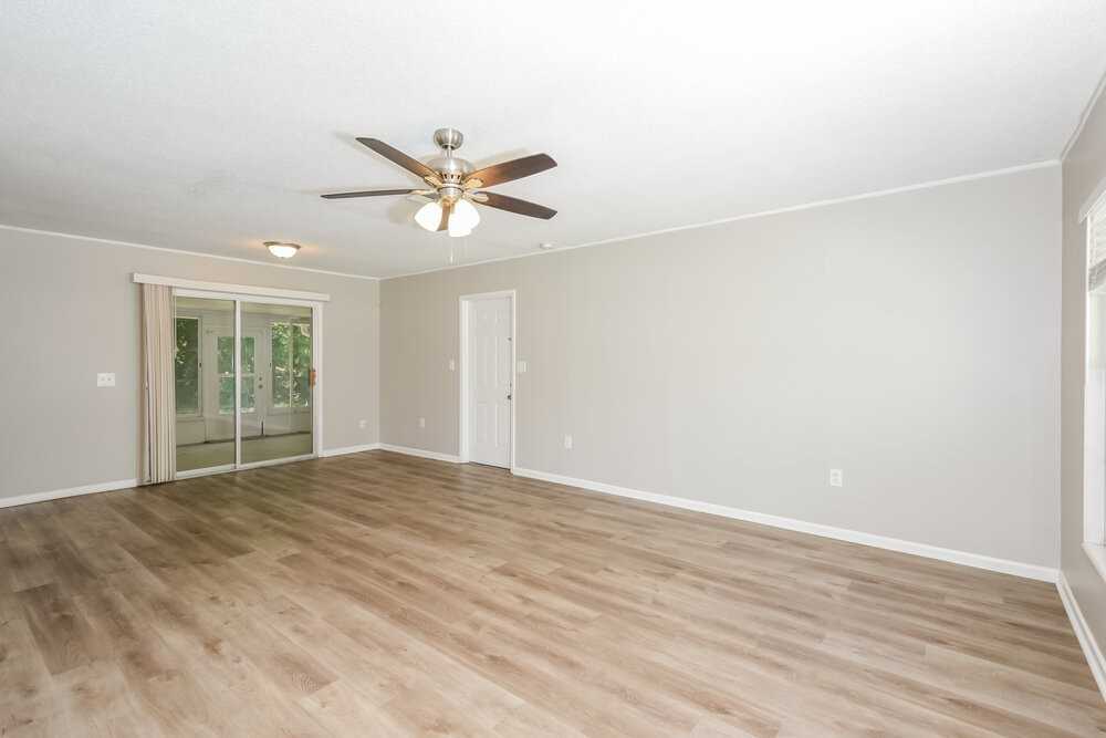 923 N Grove St - Photo 5 of 19