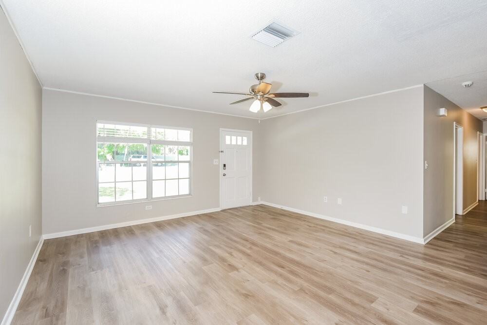 923 N Grove St - Photo 6 of 19