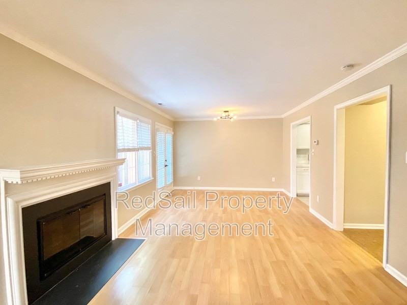 348 Llewellyn Mews - Photo 3 of 15