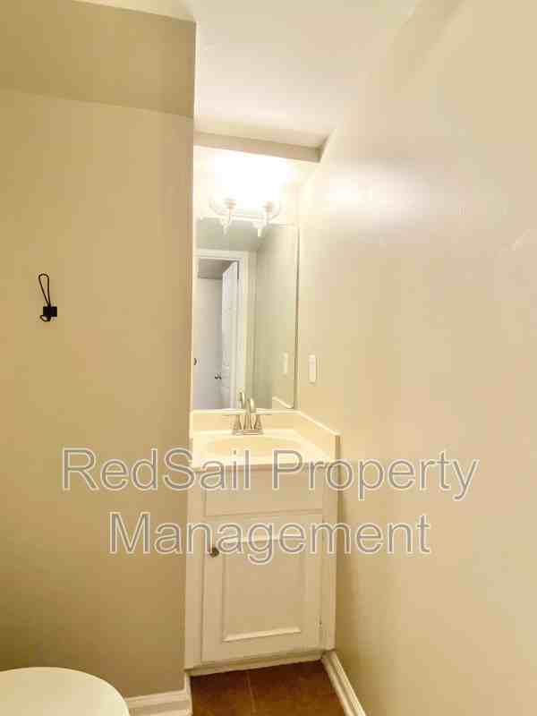 348 Llewellyn Mews - Photo 4 of 15