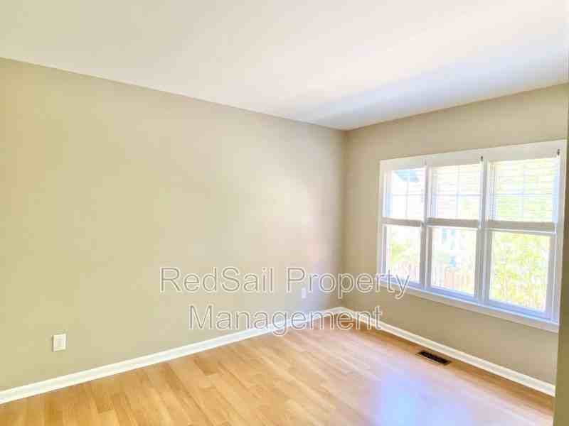 348 Llewellyn Mews - Photo 5 of 15