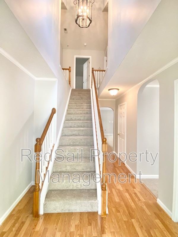 102 Thunderbird Ln - Photo 2 of 28