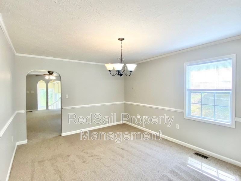 102 Thunderbird Ln - Photo 4 of 28