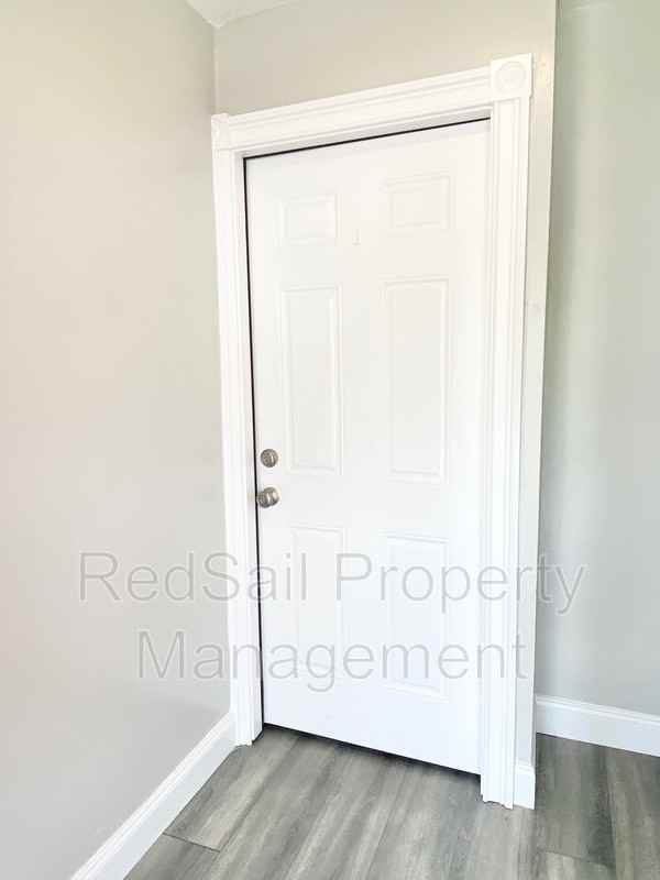 1240 24th St #B - Photo 3 of 20