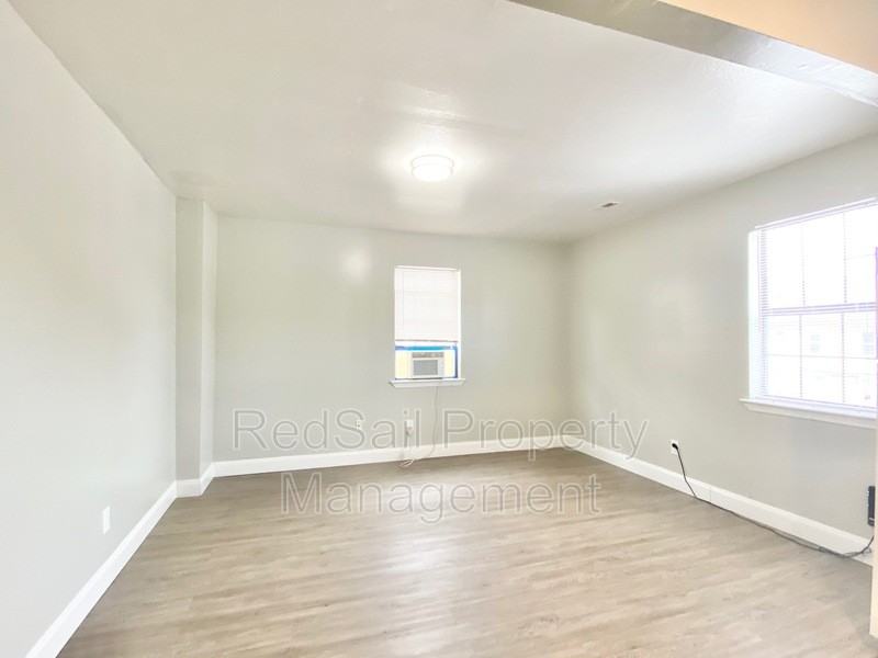 1240 24th St #B - Photo 5 of 20
