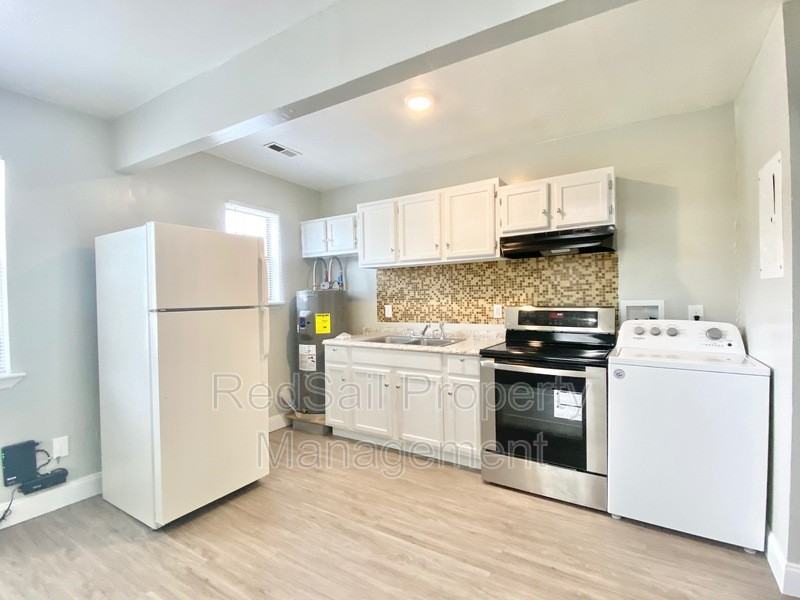 1240 24th St #B - Photo 6 of 20