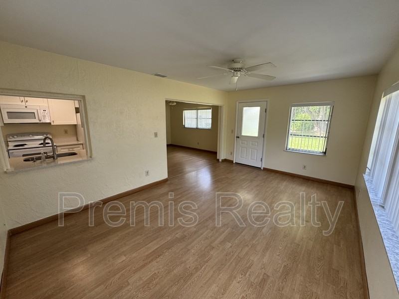 144 Stafford Cir - Photo 2 of 10