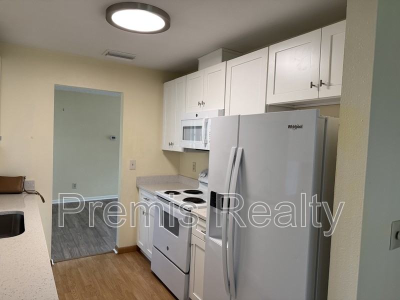 144 Stafford Cir - Photo 4 of 10