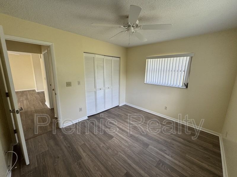 144 Stafford Cir - Photo 5 of 10