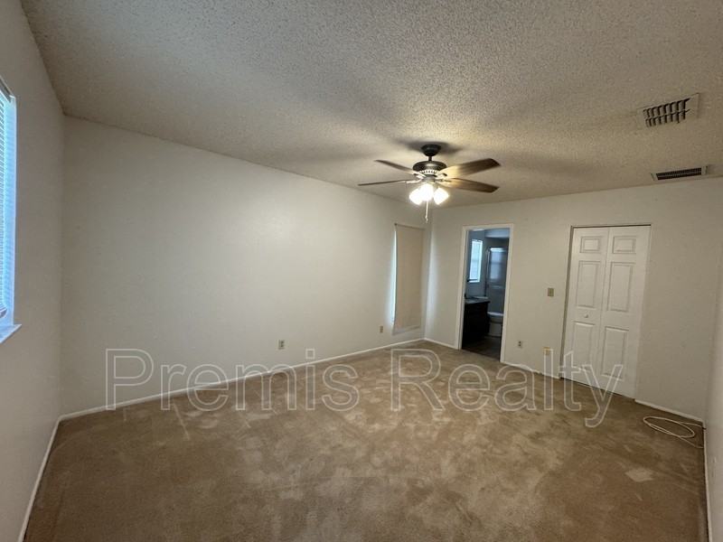 2772 Lomond Dr - Photo 2 of 8