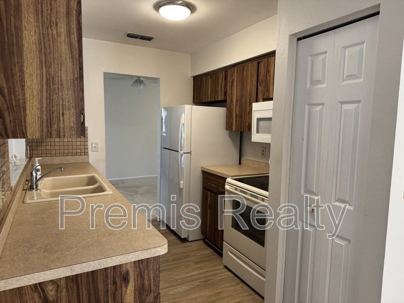 2772 Lomond Dr - Photo 6 of 8