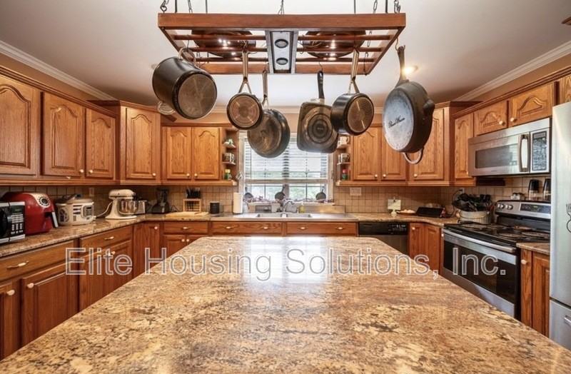 290 W Ridge St - Photo 7 of 37