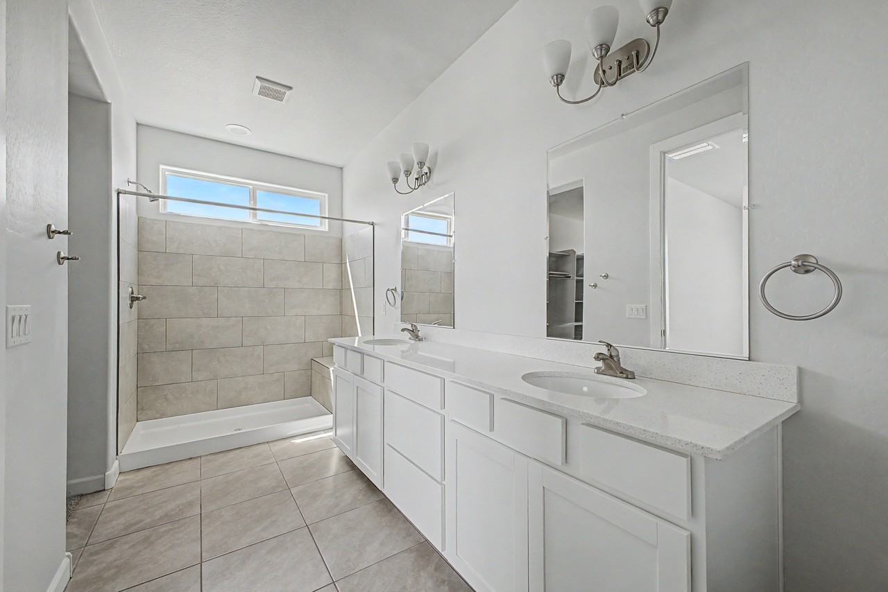 13316 South 190th Avenue - Photo 5 of 8