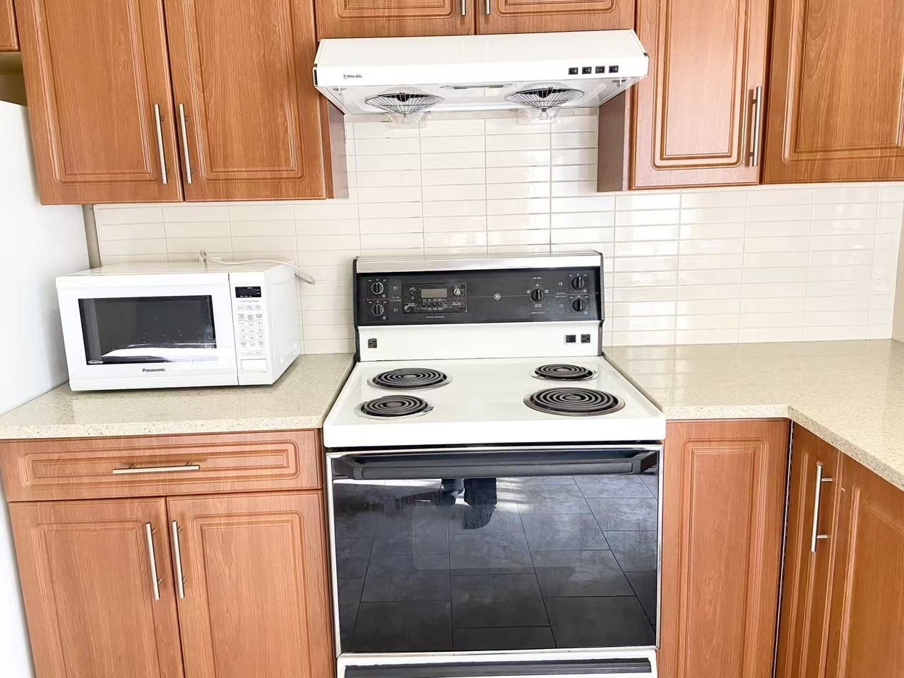 5687 Sussex Avenue - Photo 3 of 11