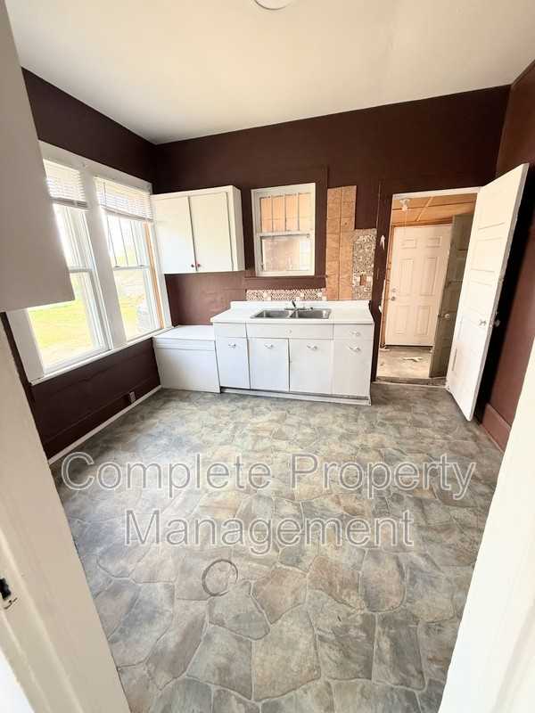 2234 19th St N - Photo 2 of 7