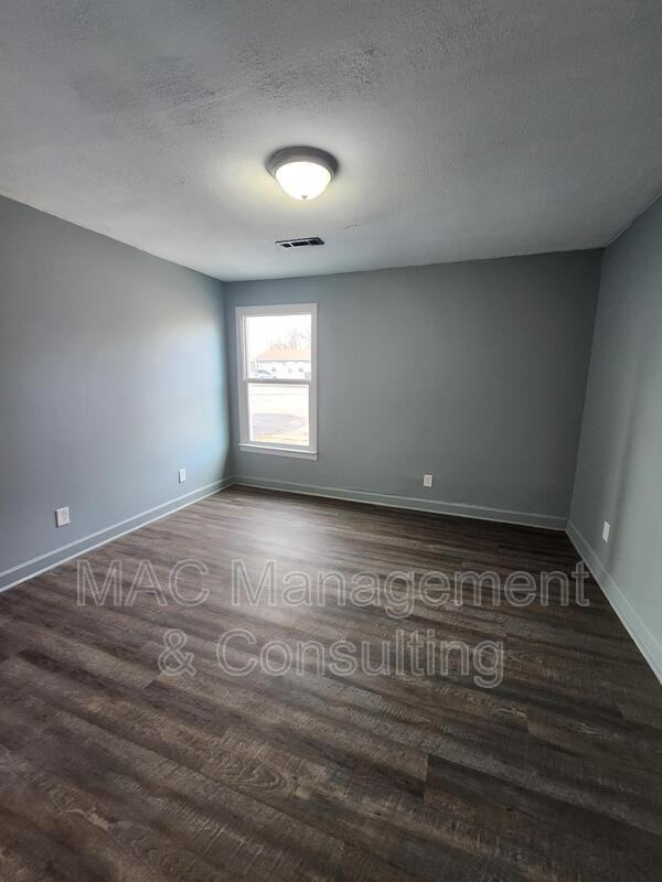 570 W 4th St #1 - Photo 5 of 9