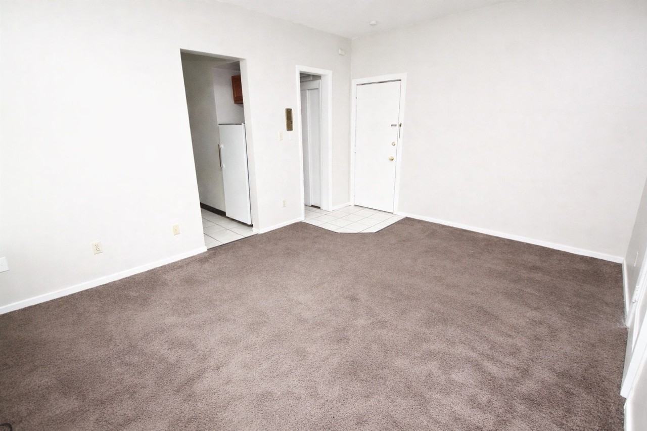 HIGHLAND MANOR APARTMENTS -- 020 - Photo 6 of 24
