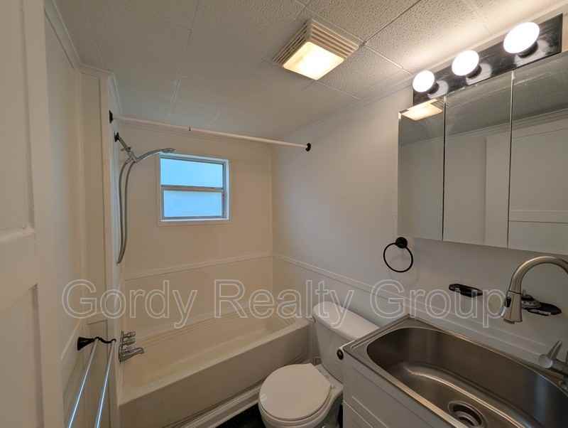 2955 Caledonia St - Photo 4 of 9