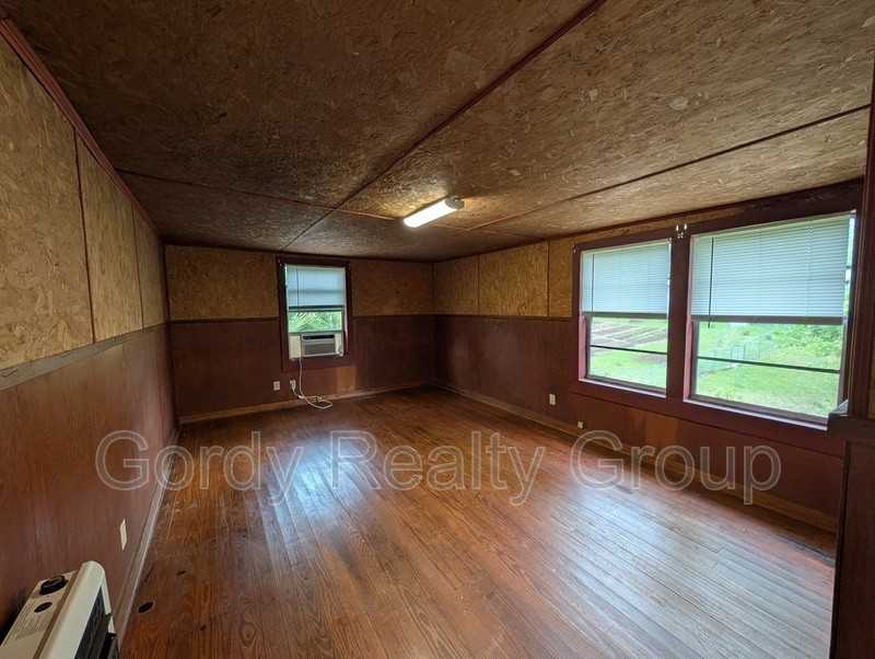 2955 Caledonia St - Photo 5 of 9