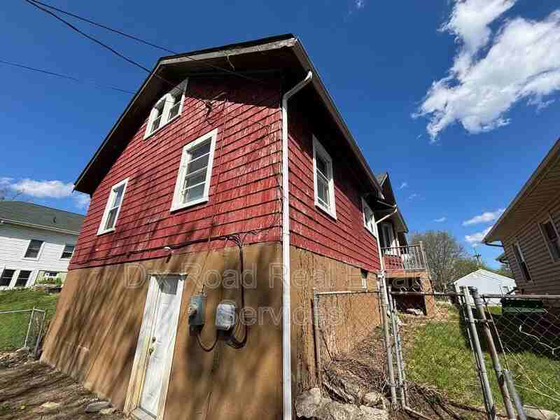 307 N E St - Photo 4 of 33