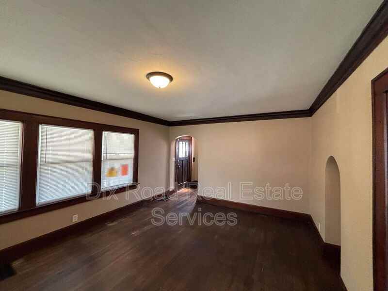 307 N E St - Photo 7 of 33