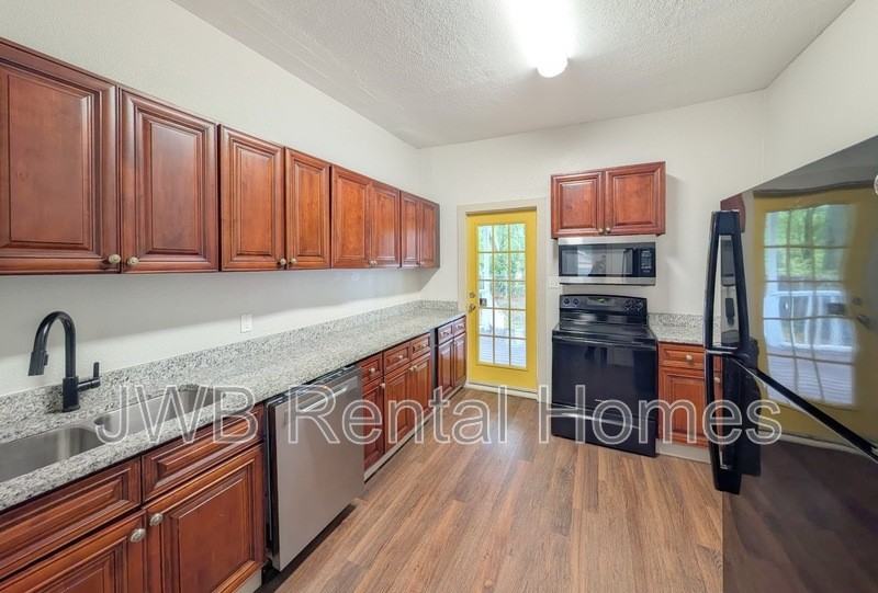 1445 Ionia St - Photo 4 of 21