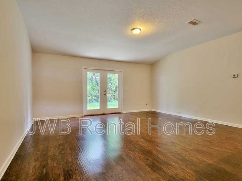 525 Renne Dr N - Photo 6 of 14