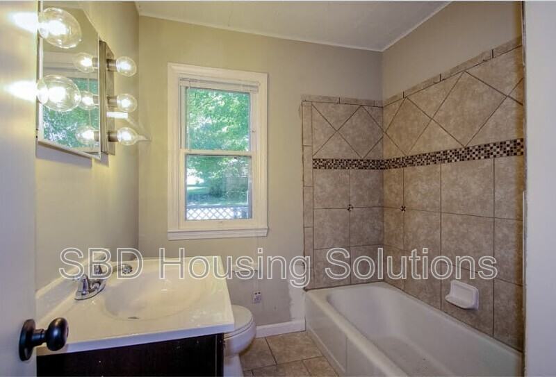 1335 N Osage St - Photo 3 of 11