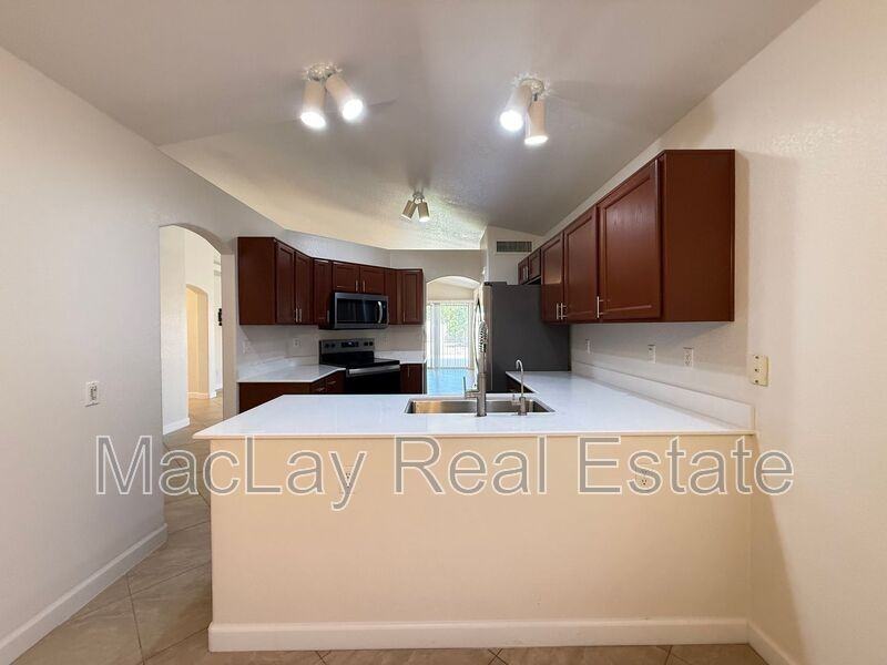 766 E Baylor Ln - Photo 4 of 26