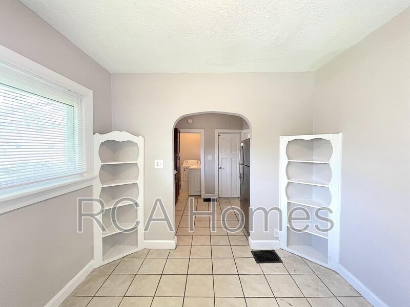 433 N Bradley Ave - Photo 3 of 14